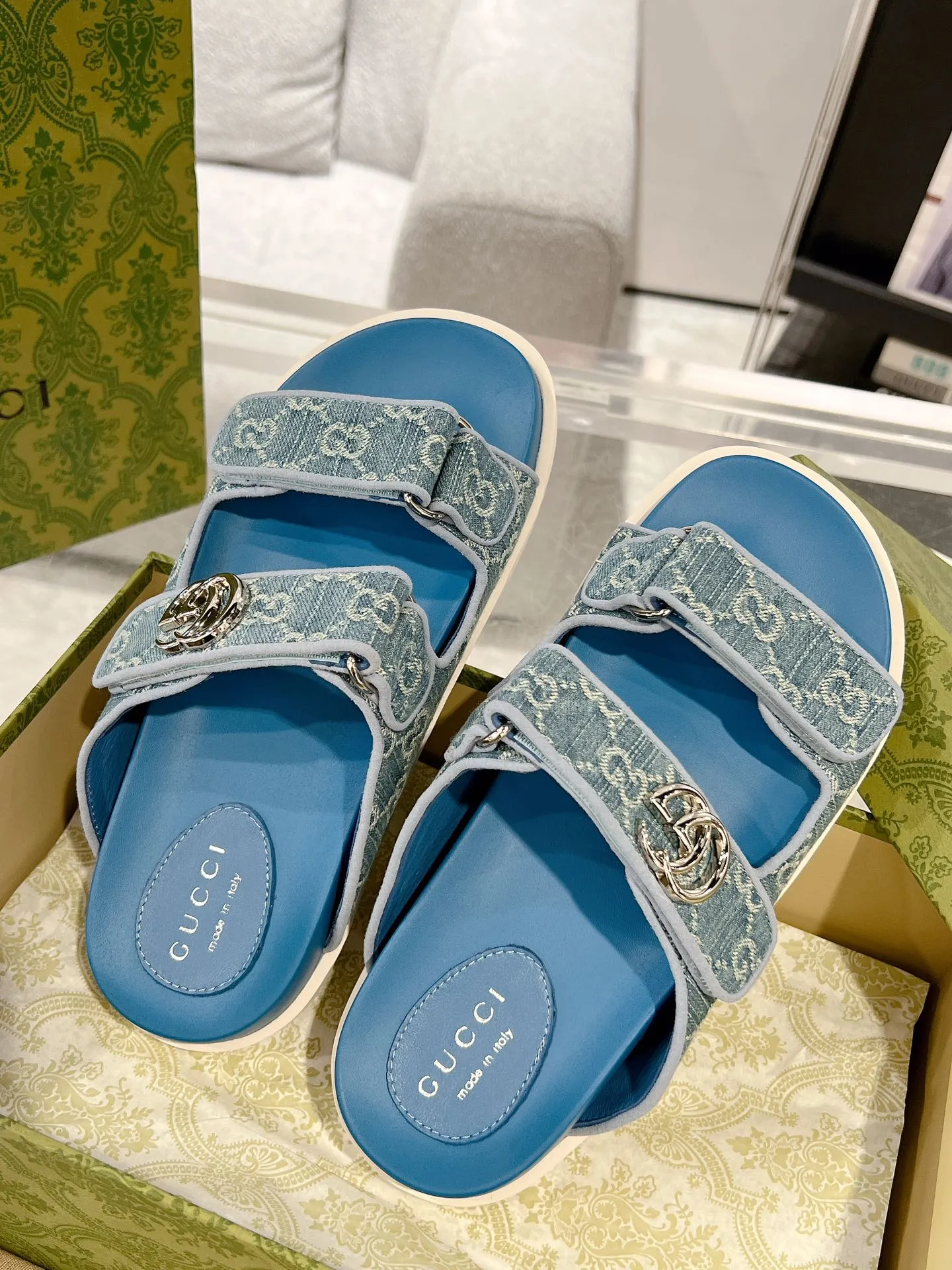 👟👟Ex-factory price 480👟👟 The latest Guccl24ss new product Double G women's Velcro sandals😎 These flat sandals are designed with Velcro straps, which are modern and sporty, bringing comfort. This accessory is crafted from light blue and ivory white GG denim fabric. The upper straps are decorated with elegant Double G-shaped accessories, showing a unique style. Gucci classic presbyopic cloth surface...hot diamond surface...rubber outsole...ZP molded midsole feet...original metal buckle/rhinestone surface Code number: 35 to 42 (41.42 is custom-made and non-refundable)
